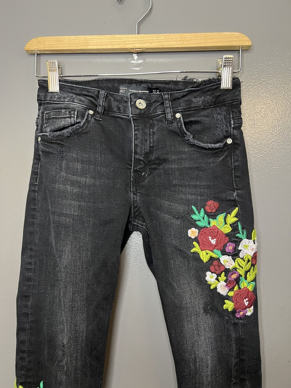 Zara Jeans Womens 2 Black Floral Embroidered Skinny Slim Distressed Denim Pants